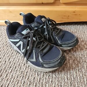 Woman's Navy Blue New Balance Tennis Shoes Size 8